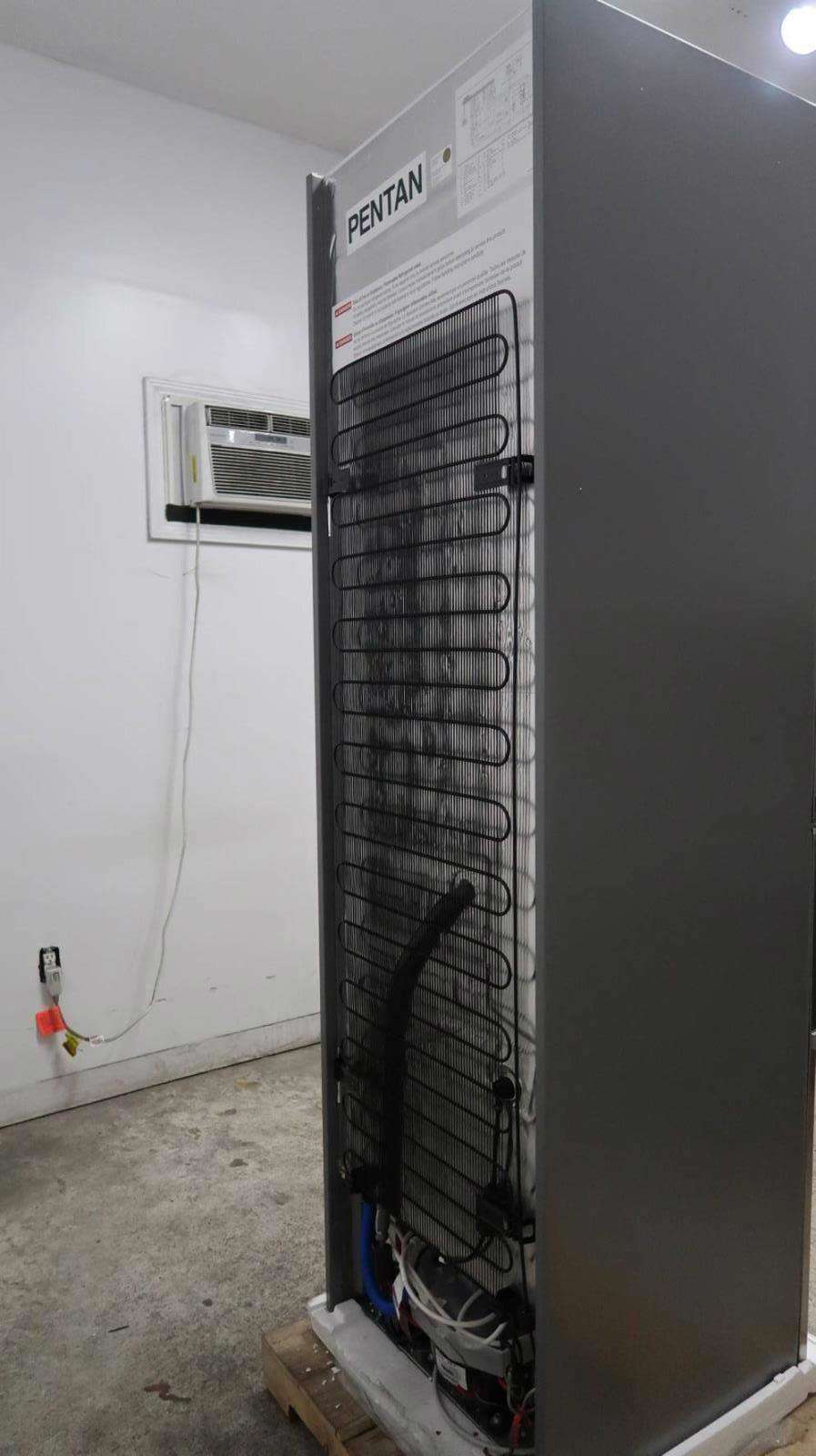 Bosch 800 Series 24-Inch Bottom Freezer Refrigerator with Ice Maker (B11CB81SSS)