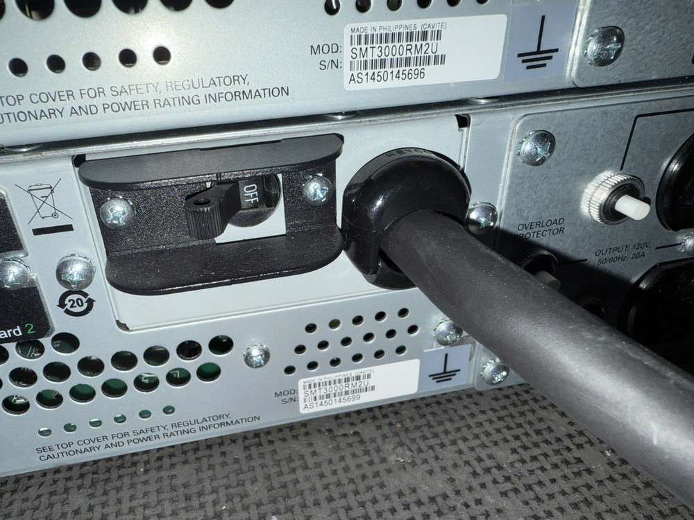 APC SMT3000RM2U Smart-UPS Battery Backup and Surge Protector